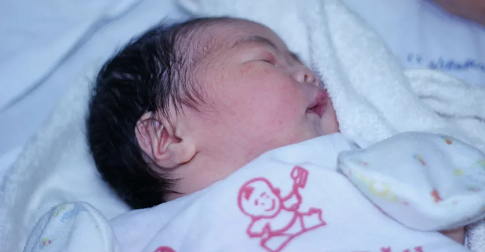Trẻ sơ sinh ra mồ hôi trộm: Nguyên nhân và cách khắc phục
